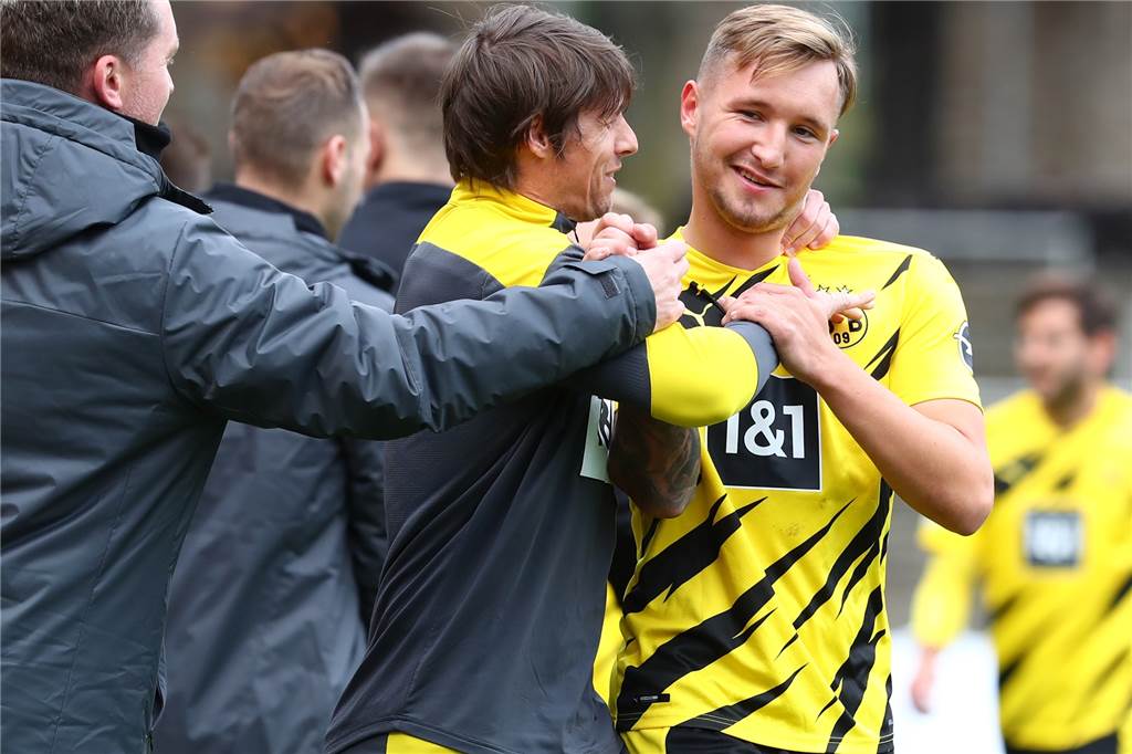 Schicksalsschlag hat einen Fußball-Profi zum TuS Bövinghausen geführt Migel-Max Schmelling (r.) lief auch schon für die U23 von Borussia Dortmund auf.