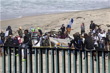 Migranten am Grenzzaun zu den USA: Unter Donald Trump macht das Land die Grenzen dicht und richtet seine Politik vor allem auf nationale Vorteile aus. Foto: Eduardo Jaramillo/NOTIMEX