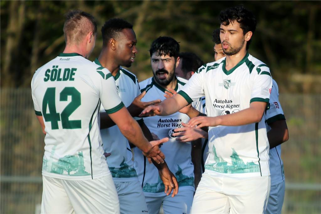 Dortmunder Klub in Schockstarre: Spieler muss Karriere beenden, zwei weitere schwer verletzt Miguel Dos Santos (r.) verpasst die Hallen-Stadtmeisterschaft mit Sölde.