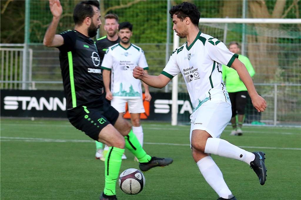 Nach langen Verletzungspausen: Sölder Topspieler will wieder angreifen Miguel dos Santos (r.) wird beim VfR Sölde mehr und mehr wieder zur Option.