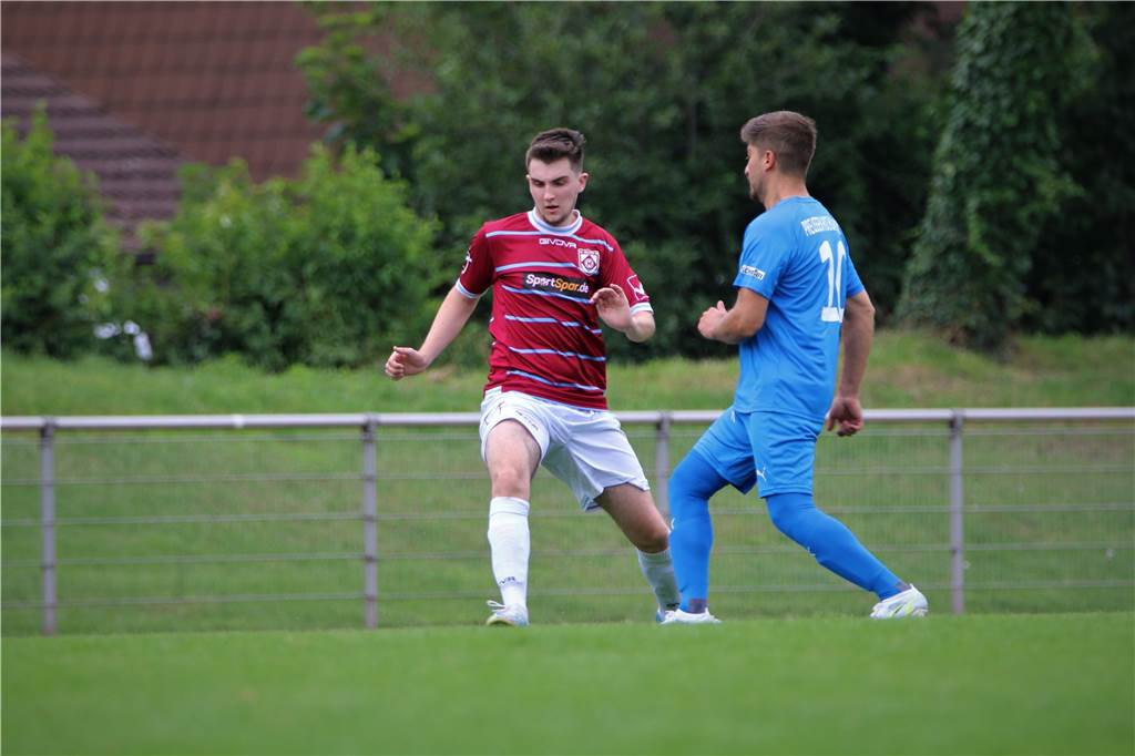 Miguel Geuss (l.) wechselt vom SV Hullern zum TuS Sythen II.