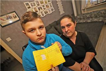 Miguel mit Mama Melina Mroncz wollten in den Euroshop in Unna – und scheiterten trotz Impfnachweis des Schülers an der Tür.