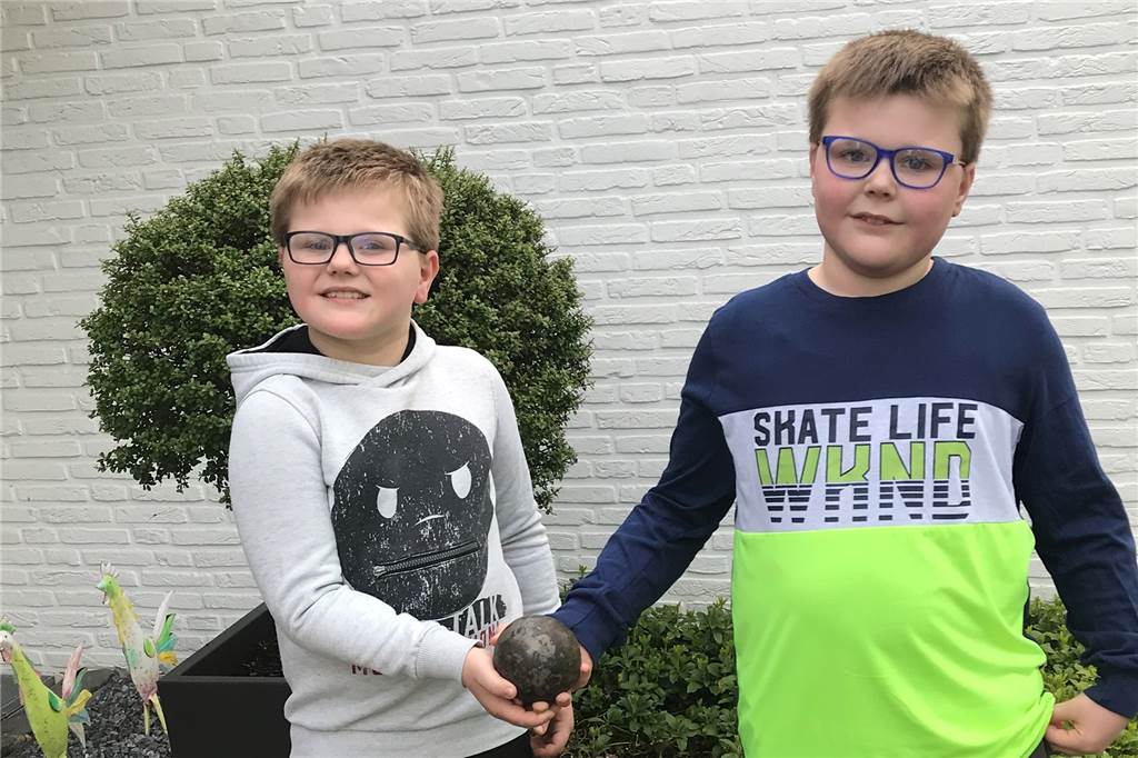 Kanonenkugel aus der Schlinge „gefischt“ und dem Heimatverein geschenkt Miguel (r.) und Loic Schwarz haben beim Spielen an der Schlinge am alten Stauwehr eine jahrhundertealte Kanonenkugel gefunden.