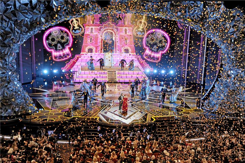 Die schönsten und schlimmsten Kleider der Oscar-Nacht Miguel und Natalia Lafourcade treten während der Verleihung der Oscars auf der Bühne im Dolby Theatre mit „Remember Me“ aus dem Film „Coco“ auf.