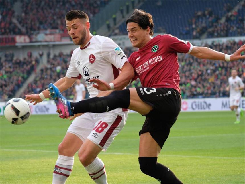 Linksverteidiger Albornoz bleibt bei Hannover 96 Miiko Albornoz (r) bleibt bei Hannover 96. Foto: Peter Steffen