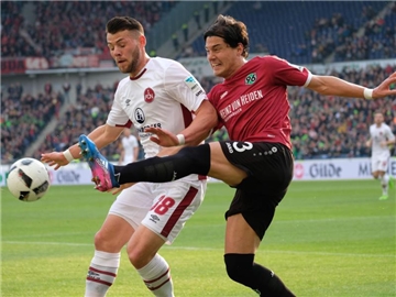 Miiko Albornoz (r) bleibt bei Hannover 96. Foto: Peter Steffen