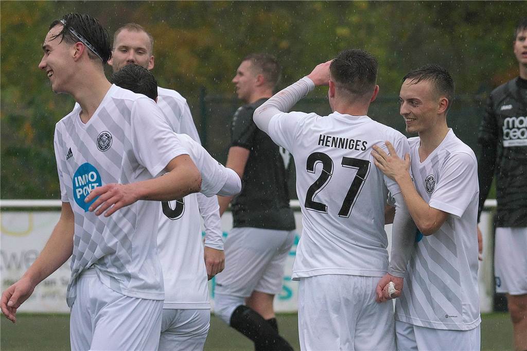 Blutiges Derby für zwei Halterner: „Ich hatte noch überlegt, ins Krankenhaus zu gehen“ Mika Brinkmann (l.) überlegte nach dem Derby, ins Krankenhaus zu gehen. Mittlerweile bereitet ihm seine Hand aber nicht mehr so große Probleme.
