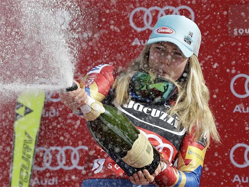 Ski-Ass Shiffrin macht zwei Kristallkugeln klar Mikaela Shiffrin ließ es bei der Siegerehrung in Squaw Valley so richtig krachen. Foto: Marcio Jose Sanchez