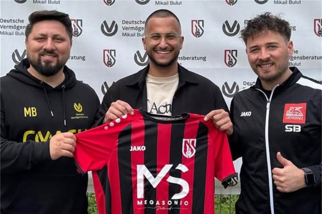 Gurbet Spor Bergkamen holt Onur Demiroglu von der SpVg Bönen Mikail Bulut (l.) und Trainer Sinan Bayram (r.) stellten jetzt Onur Demiroglu als neuen Spieler von Gurbet Spor vor.