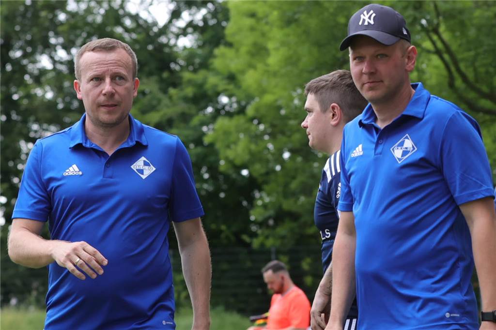 Dorstfelder Derby bei der Dortmunder Hallenstadtmeisterschaft Mike Böttcher (r.) und Peter Brdonkalla sind die Trainer des Dorstfelder SC.