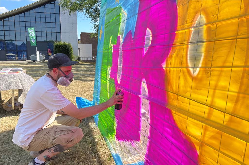Eine Stadt feiert Europafest: „Hier trifft sich heute ganz Castrop-Rauxel“ Mike Brauner sprayt den Schriftzug Europa auf Folie.
