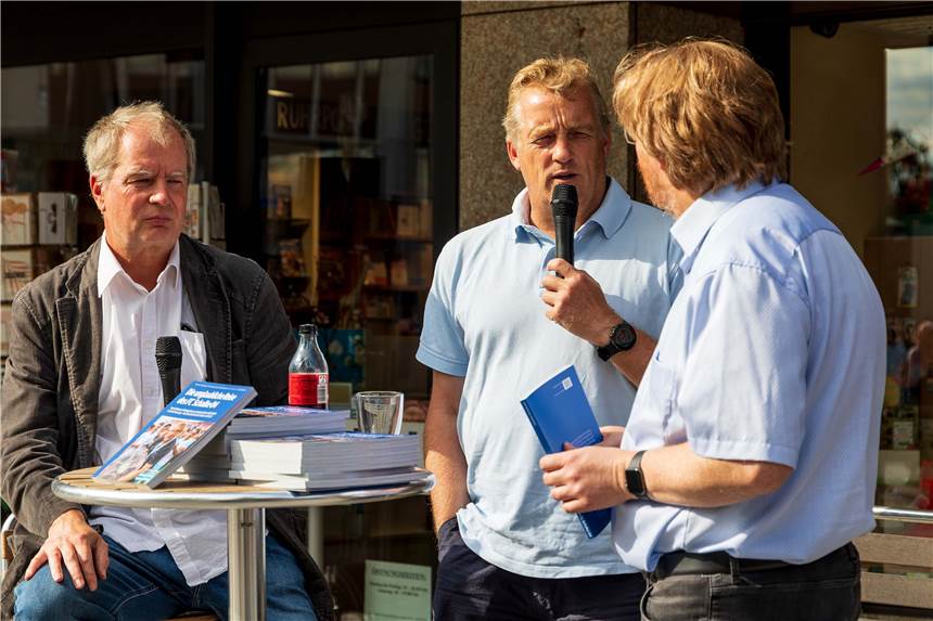 Das Aufstiegsbuch: Mike Büskens über Schalkes „unglaubliche Reise“ Mike Büskens (Mitte) im Gespräch mit Boris Spernol (r.) und Norbert Neubaum vor der Buchhandlung Kottmann in Gelsenkirchen. Thema: „Die unglaubliche Reise des FC Schalke 04“.