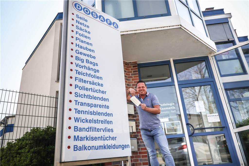 Evinger Sackfabrik verkauft waschbare Gesichtsmasken zum Schnäppchenpreis Mike Burgsmüller vor der DOSAFA in Eving.
