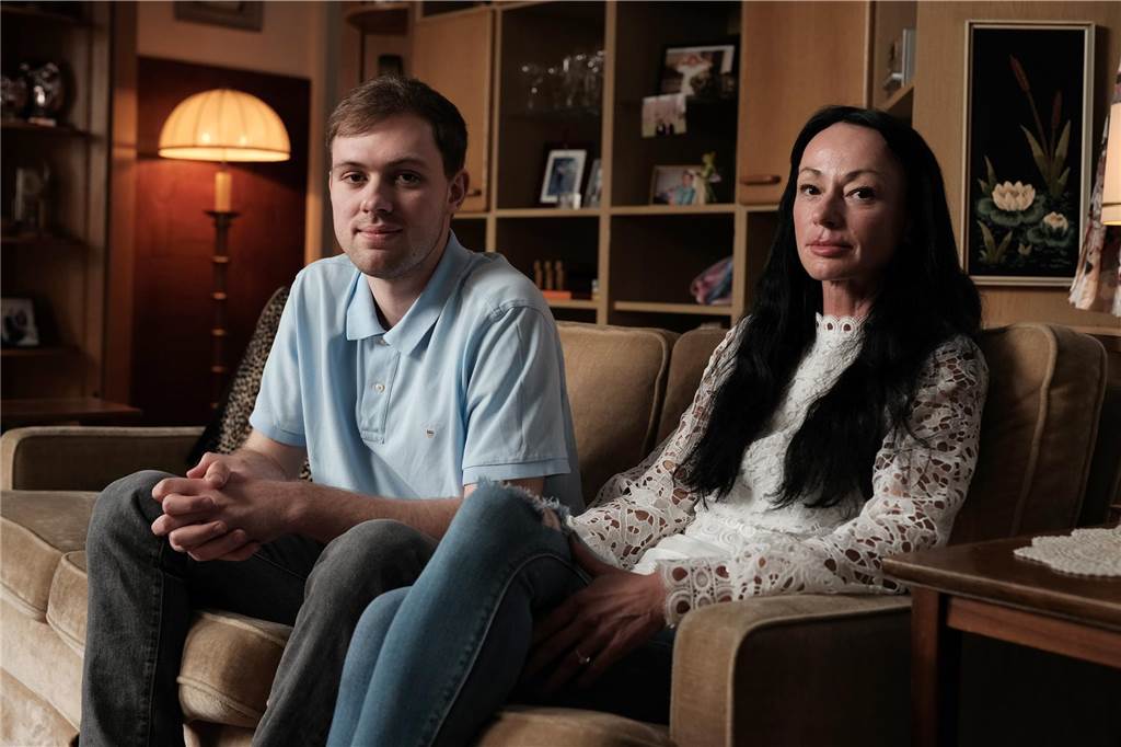Doku über Fünffachmörder Norman Franz startet: Neue Hinweise in dem Fall Mike F. und Sandra C. sitzen auf einer Couch und gucken in die Kamera.