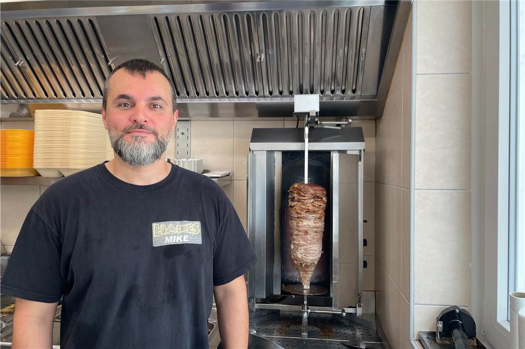 Mike Frisch weiß, wie der Gyros gut geschichtet wird – und hat es Timur Ratzer beigebracht.