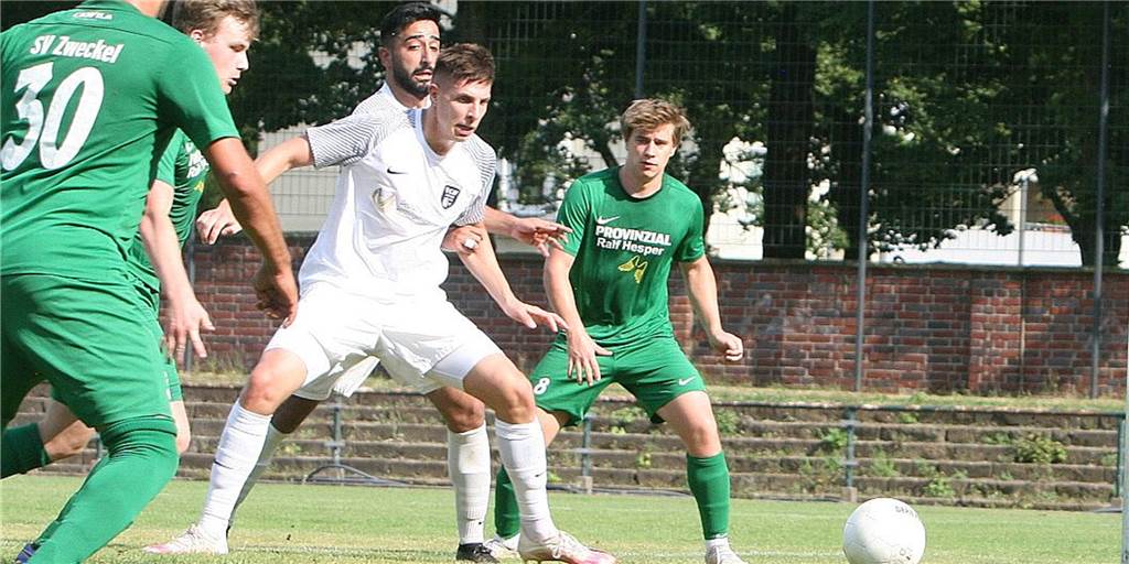 „Wollte mich außer Gefecht setzen“ - Mike Jordan vom FC Marl steht vor OP Mike Jordan (M.) hat es schlimm erwischt. Der FC Marl muss mehrere Wochen auf den Innenverteidiger verzichten.