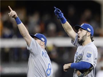 Mike Mousakas (l) und Eric Hosmer von den Kansas City Royals feiern den Sieg in San Francisco. Foto: Paul Buck