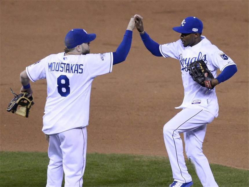 Baseball: Kansas City gleicht in World Series aus Mike Moustakas (l) und Jarrod Dyson von den Kansas City Royals feiern den Sieg gegen die San Francisco Giants. Foto: John G. Mabanglo