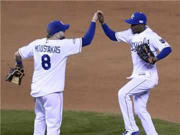 Mike Moustakas (l) und Jarrod Dyson von den Kansas City Royals feiern den Sieg gegen die San Francisco Giants. Foto: John G. Mabanglo