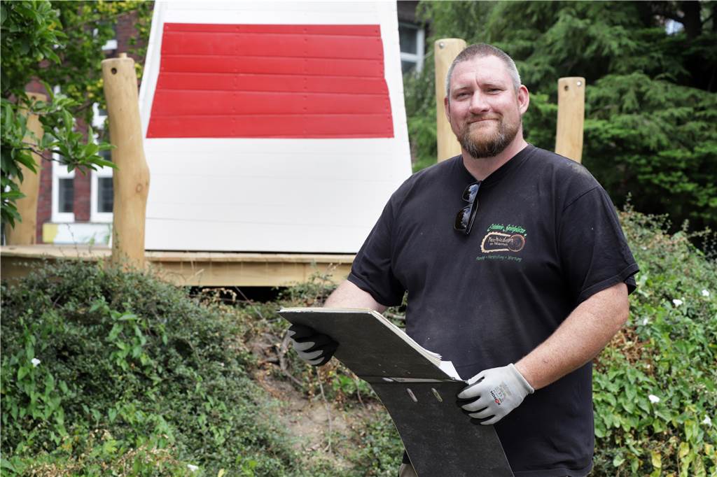 Kids sind stolz: Leuchtturm strahlt nun im Garten ihrer Kita St. Marien Mike Oberhäuser weiß, was Kinder wollen: Der Inhaber der Firma Naturholzdesign vom Niederrhein baut mit seinem Team im Jahr rund dreißig Spielplätze.