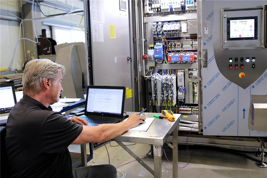 Haltener Maschinen produzieren Milliarden von Fischstäbchen Mike Onnebrink programmiert eine Anlagensteuerung.