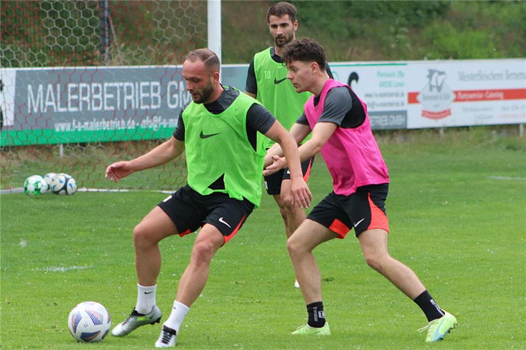 Trainingsauftakt beim Lüner SV mit vielen Neuzugängen Mike Pihl schirmt den Ball ab.