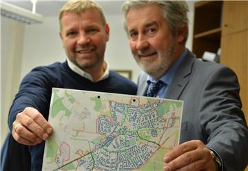 Mike Rexforth und Friedhelm Koch wollen sich nun um den Breitbandausbau im Gewerbegebiet und im Außenbereich kümmern.