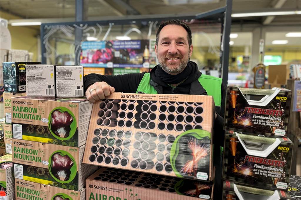 Feuerwerksverkauf in Haltern: Nicht überall gibt es Raketen und Co. Mike Rimek vom Raiffeisenmarkt in Haltern zeigt "grünes Feuerwerk".