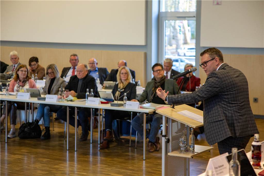 Nach Tierschutz-Skandalen: Kreis Unna stockt massiv Stellen auf Mike-Sebastian Janke bei seiner Rede während der Kreistagssitzung am Dienstag, im Hintergrund die CDU-Fraktion.