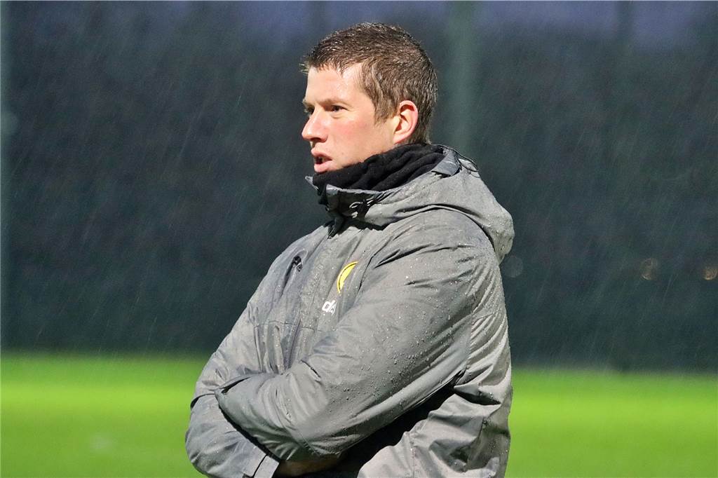 BVB-Trainer Mike Tullberg schaut sich das Training an. 