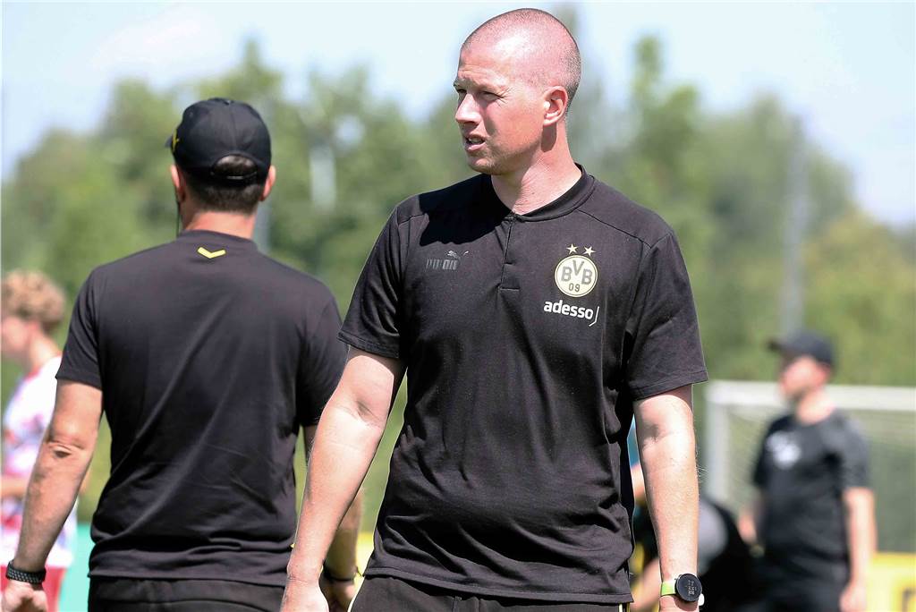 BVB-Coach streicht Youngster aus U19-Kader: „Eine Sache zwischen ihm und mir“ BVB-U19-Trainer Mike Tullberg steht an der Seitenlinie.
