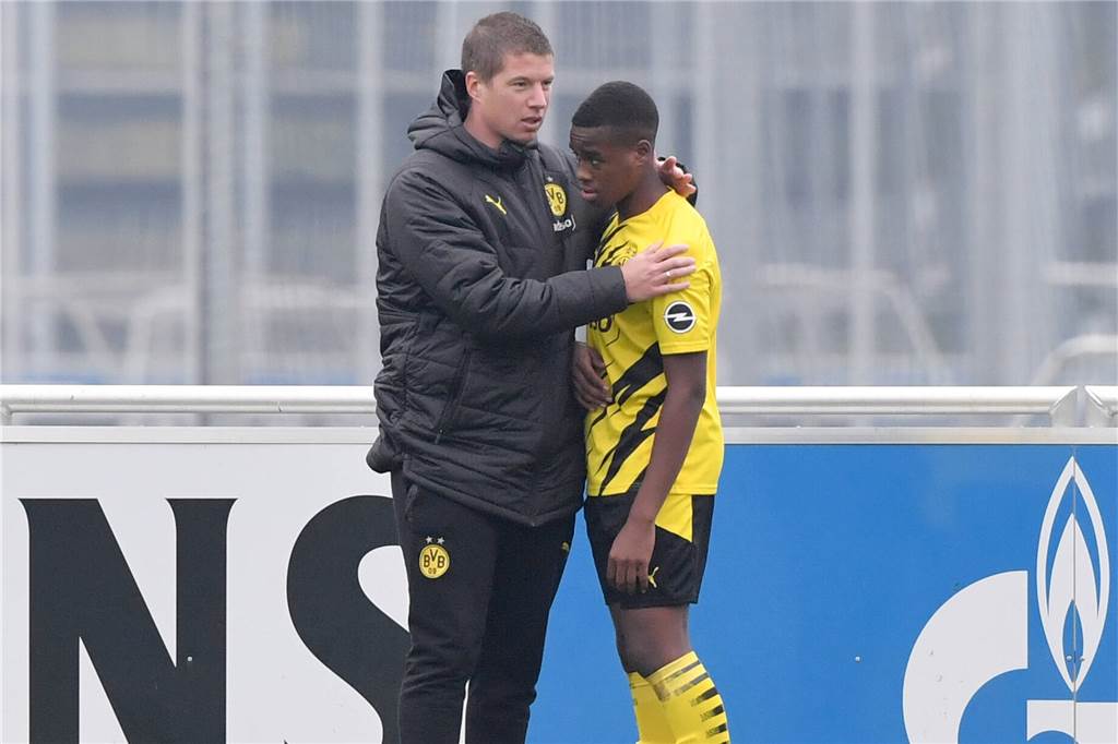 Der Einfluss der Pandemie auf die Entwicklung der BVB-Talente Mike Tullberg (l.) kümmert sich als U19-Trainer um die fußballerische Ausbildung der ältesten BVB-Mannschaft im Jugendbereich.