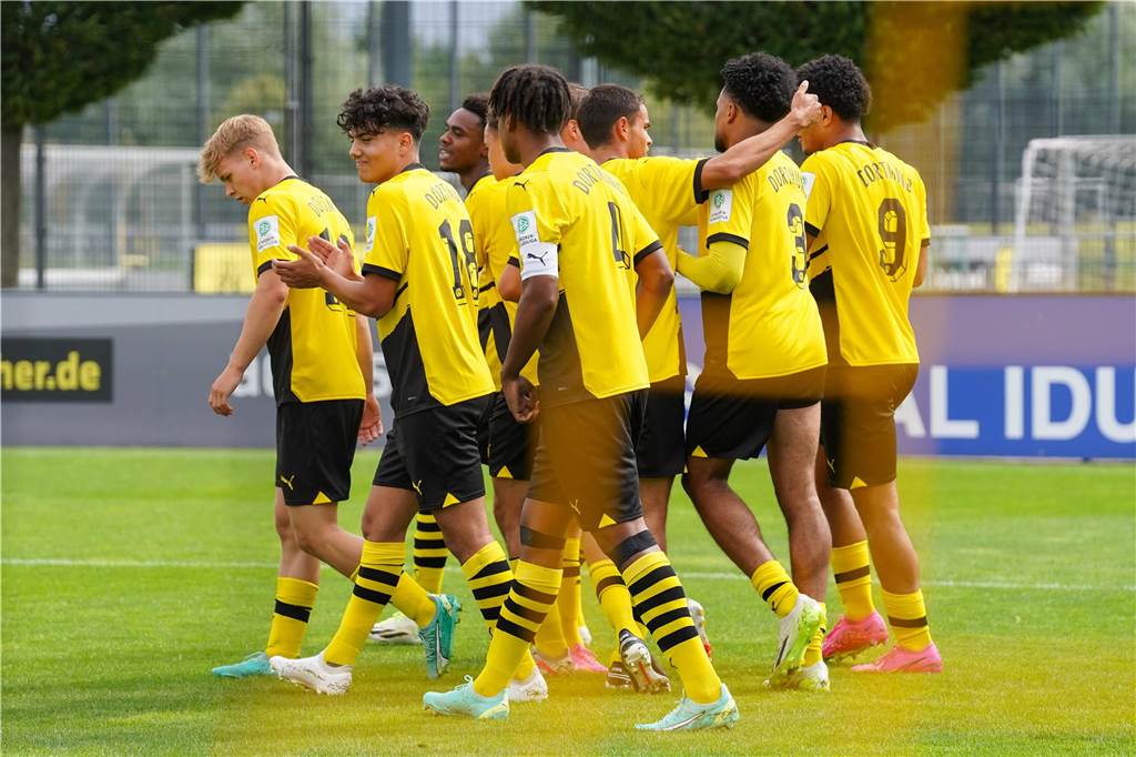 Die Spieler der BVB-U19 bejubeln einen Treffer.