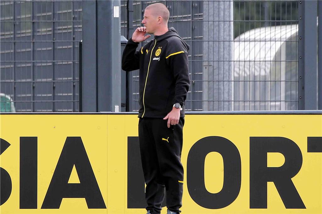 BVB-Talent Paris Brunner spielt sich in den Fokus: Daran muss der Stürmer noch arbeiten Mike Tullberg gibt Anweisungen.
