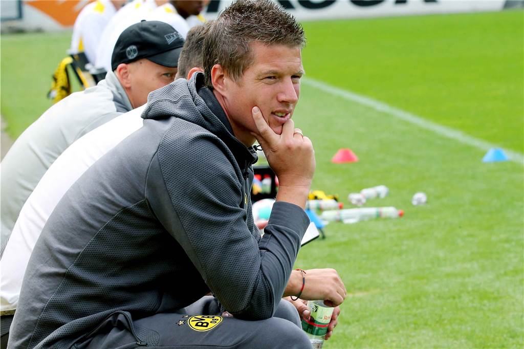 Meisterschaft, DFB-Pokal, Youth League: Trainer Tullberg führt BVB-U19 zu Höchstleistungen Mike Tullberg treibt sein Team zu Höchstleistungen.
