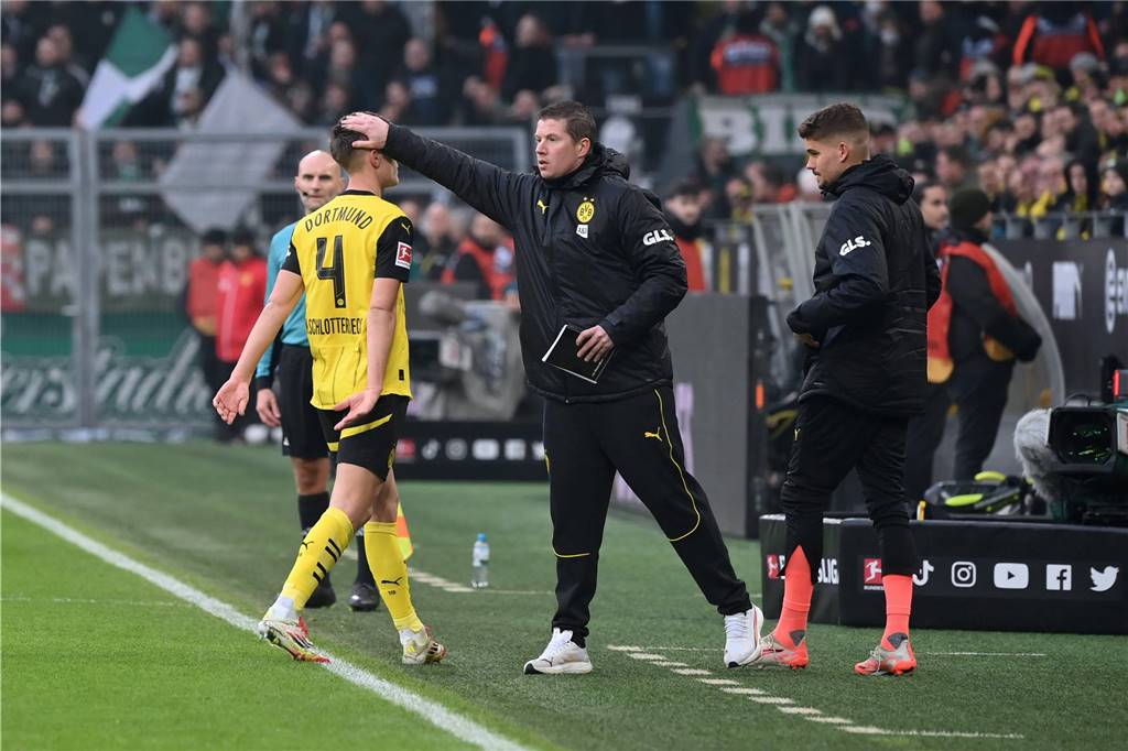 Mike Tullbergs Premiere als BVB-Trainer: Doppel-Schock, Klopp-Jubel, Ricken-Ritterschlag Mike Tullberg fasst Nico Schlotterbeck an den Hinterkopf.