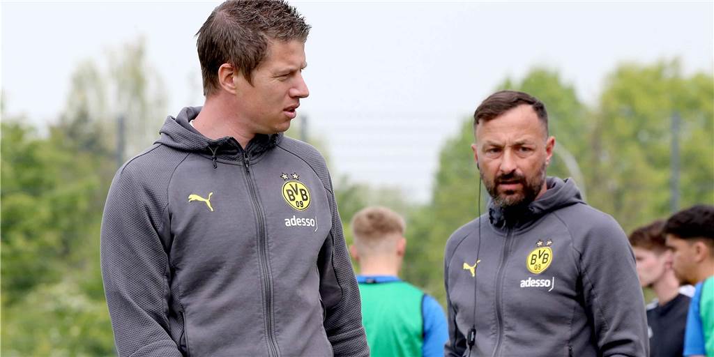 BVB-U19 startet Vorbereitung – Coach Tullberg verfolgt klare Agenda Mike Tullberg und Daniel Rios von der BVB-U19 stehen am Spielfeldrand.