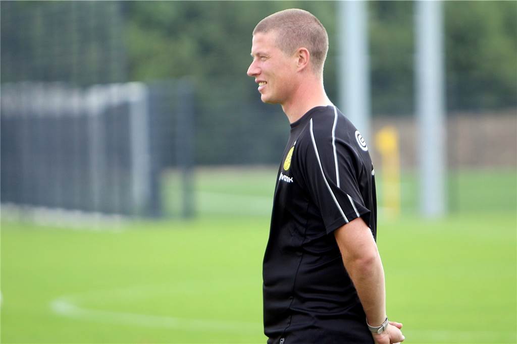 Der neue BVB-II-Trainer Mike Tullberg ist da - So lief seine erste Einheit Mike Tullberg war am Donnerstag gut gelaunt.