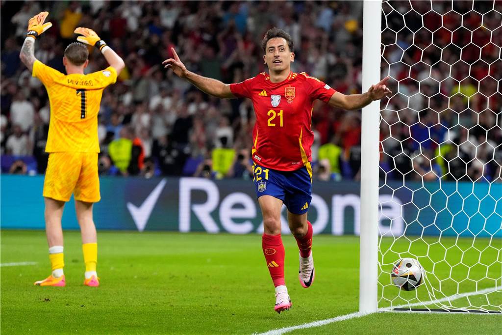 Spanien ist der neue Europameister Mikel Oyarzabal bejubelt seinen Treffer zum 2:1.