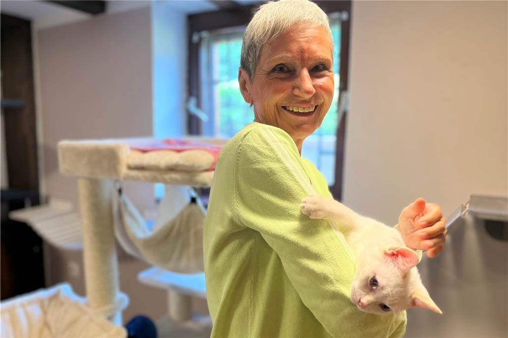 Nach Rettung aus dem Hostedder Horror: So geht es den verwahrlosten Katzen heute Gudrun Heinisch und Katze Mikesch.