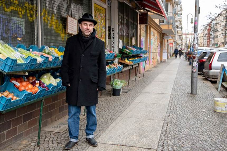 Russen in Deutschland: „Niemand will Krieg“ Mikhail Kaluzhskii, Journalist aus Russland, vor einem Gemüseladen in Berlin-Friedrichshain.