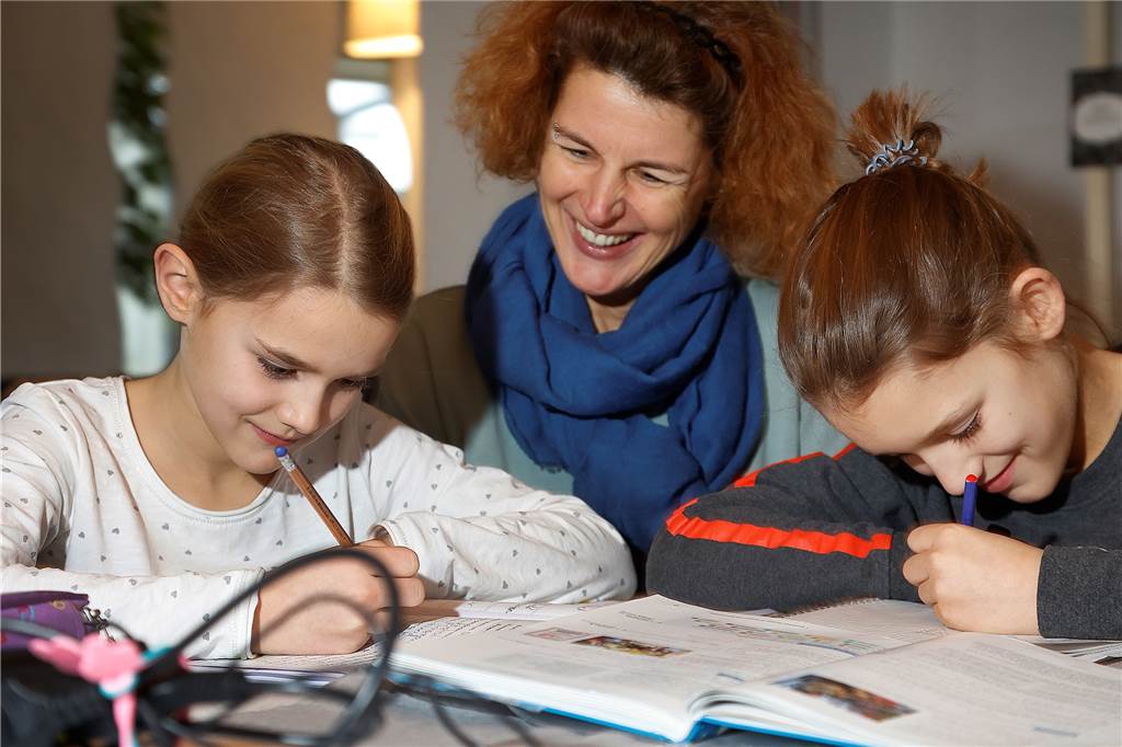 Besser, aber chaotisch: Eltern bewerten den Wechselunterricht Mila (9,l.) und ihr Bruder Lukas (11) Biernath arbeiten teils zu Hause, teils in der Schule. Wann sie wo sein müssen und auf welchem Wege die Aufgaben abgegeben werden müssen, hat Mutter Pia Biernath im Blick.