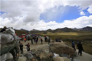 Mila Mountain ist ein beliebtes Ausflugsziel bei Touristen. Doch vom 18. bis 28. Oktober ist ein Besuch Tibets nicht möglich. Foto: How Hwee Young/EPA/dpa