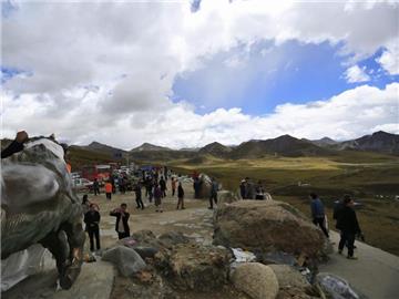 Mila Mountain ist ein beliebtes Ausflugsziel bei Touristen. Doch vom 18. bis 28. Oktober ist ein Besuch Tibets nicht möglich. Foto: How Hwee Young/EPA/dpa