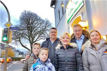 Milan, Mats, Frank Bader, Tatjana Langen, Michael Linke und Isabelle Linke (v.l.) an der Stelle, wo Sölderholz und Lichtendorf zusammentreffen.