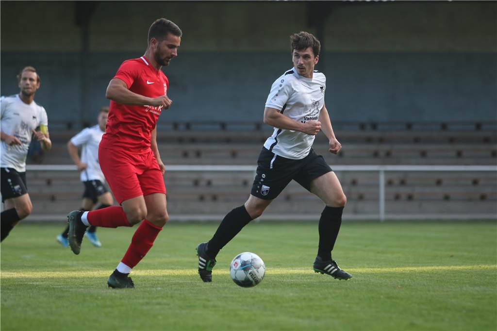 Ex-LSVer wird beim Sieg des FC Nordkirchen im Testspiel gegen den Lüner SV Matchwinner Milan Sekulic machte zu wenig aus seiner Chance gegen Tim Bröer (r.).