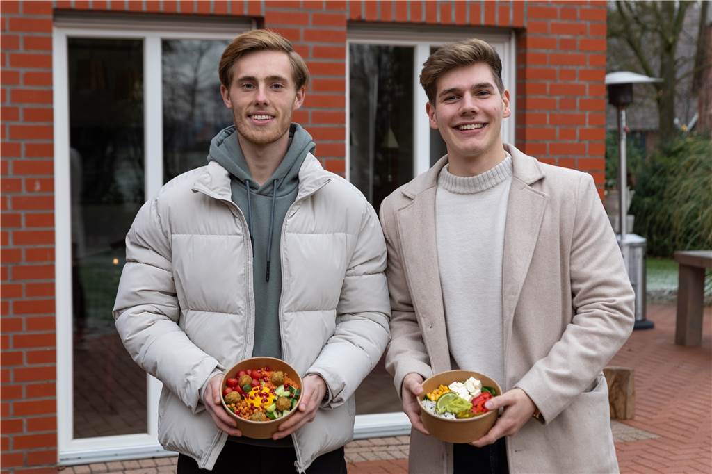 Gesundes Fastfood: Junge Stadtlohner eröffnen ein Restaurant in Ahaus Milan Tendahl (l.) und Jan Hintemann wagen mit Salaten den Schritt in die Selbstständigkeit.
