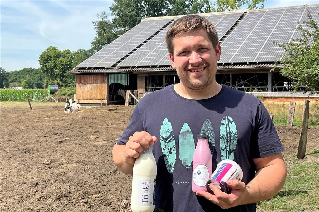 Neuer Lieferdienst trifft Nerv in Haltern: „Von Monat zu Monat steigen die Verkäufe“ Milchbauer Matthias hält seine Produkte in die Kamera.