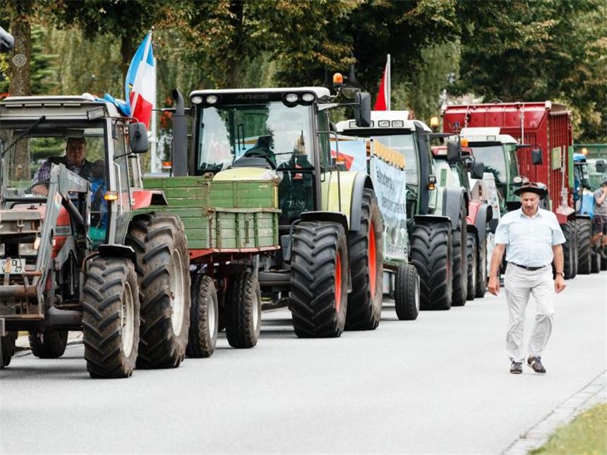 Bauernprotest gegen Preissturz bei der Milch Milchbauern starten in Hohenwestedt (Schleswig-Holstein) mit ihren Fahrzeugen zu einer bundesweiten Staffelfahrt nach München. Foto: Markus Scholz