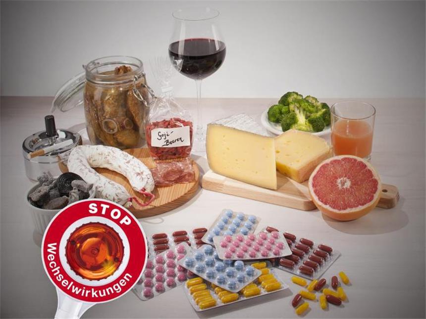 Vorsicht Wechselwirkung: Diese Produkte beeinflussen Medikamente Milchkaffee, Salami oder Lakritze: Viele Lebensmittel haben Einfluss auf die Wirkung von Medikamenten. Foto: ABDA